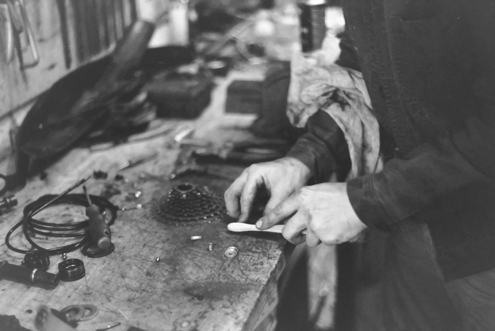 Mains d'un mécanicien sur des composants vélo
