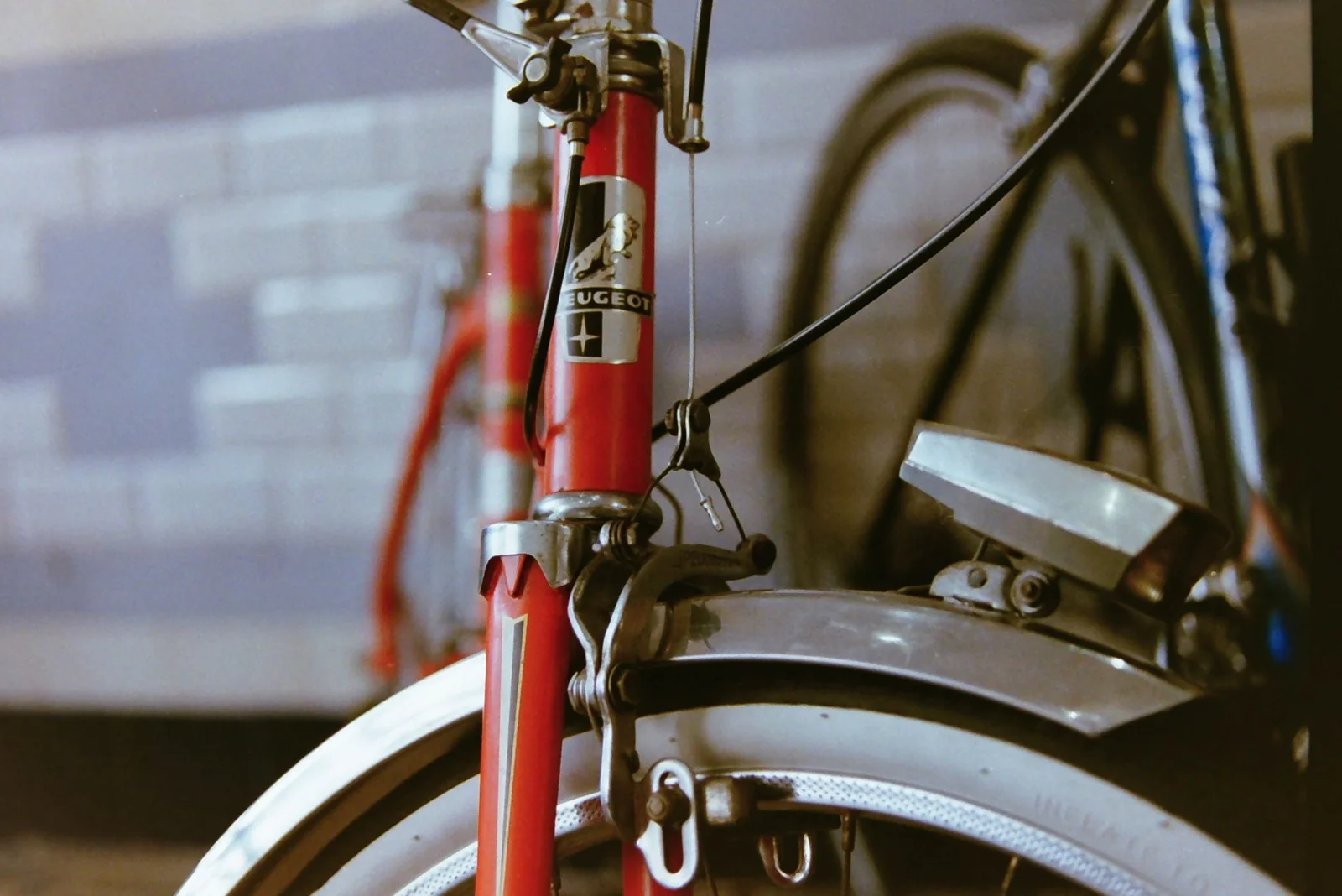 Vélo Peugeot vintage rouge, détail cadre