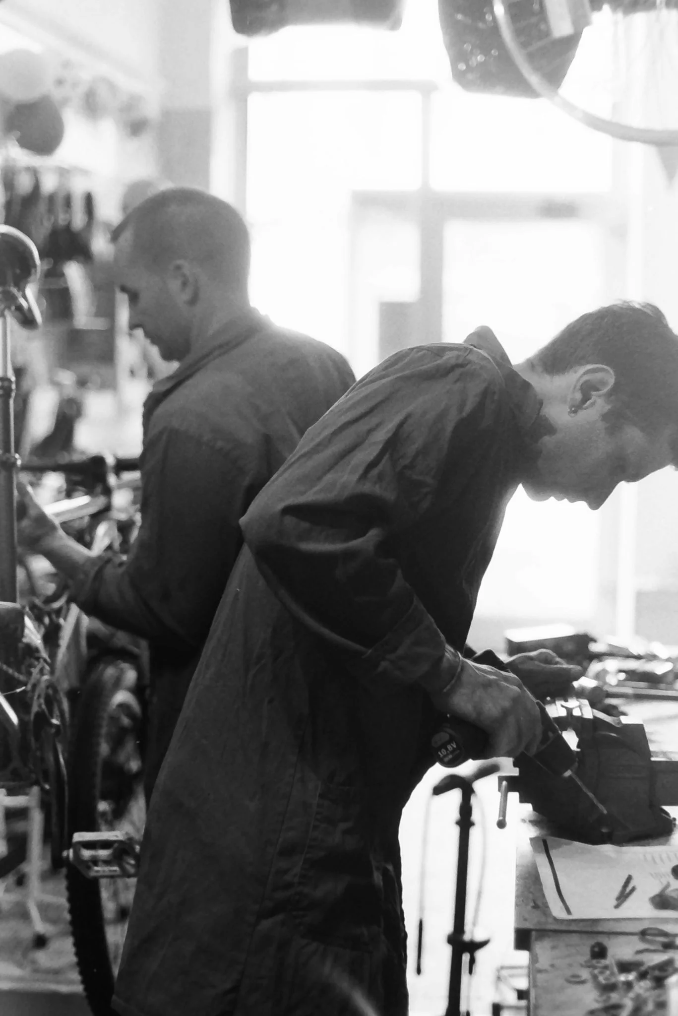 Mécaniciens au travail dans l'atelier Velograma